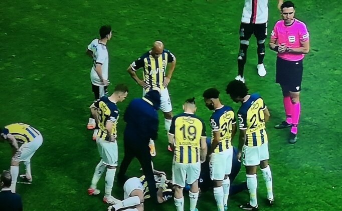 Beşiktaş - Fenerbahçe derbisinde ortam gerildi! İrfan Can Kahveci’ye yabancı madde isabet etti