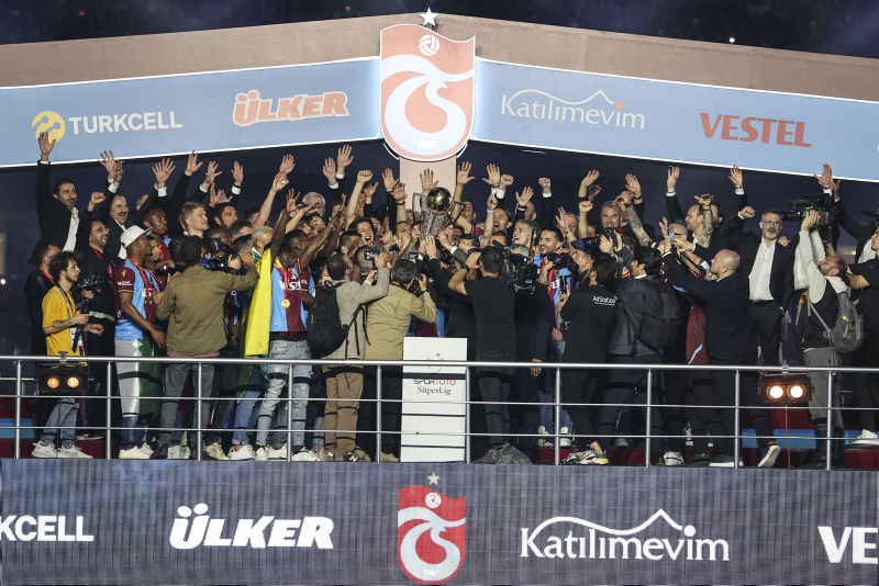 Şampiyon Trabzonspor kupasına kavuştu! İşte o görüntüler