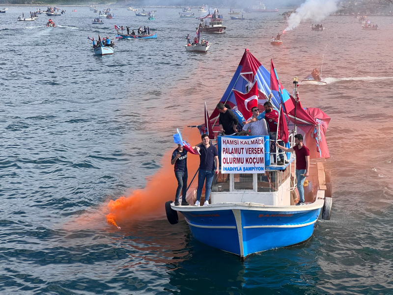 Trabzonsporlu futbolculardan şampiyonluk sözleri! Teknede konuştular