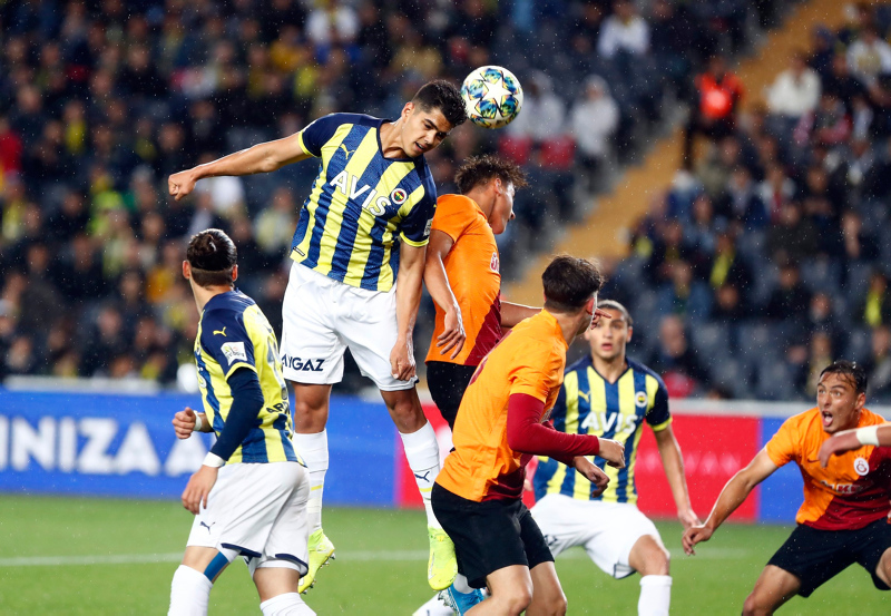 Fenerbahçe - Galatasaray U19 derbisinde flaş görüntü! Arda Güler ve Arda Turan...