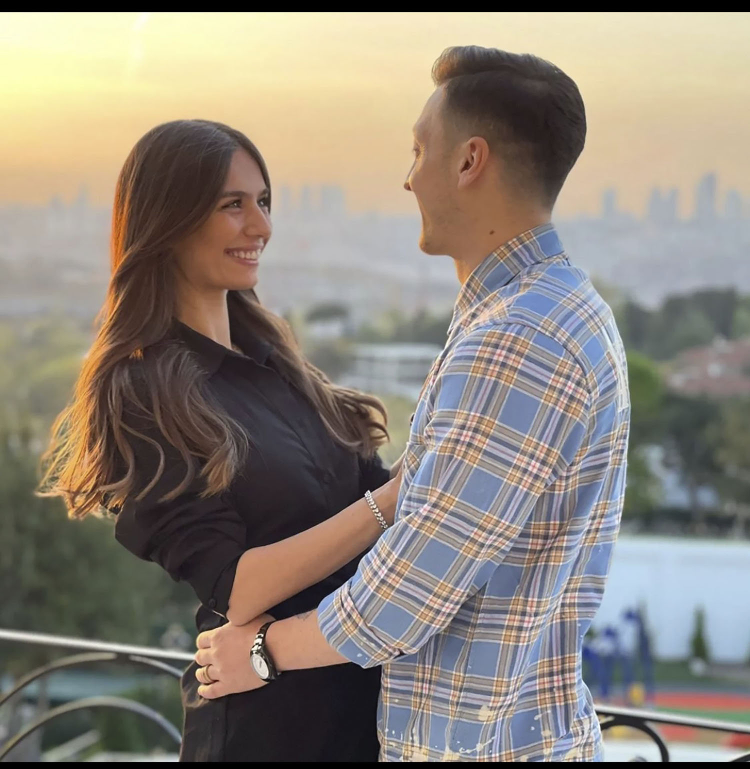 Fenerbahçeli yıldız Mesut Özil’in eşi Amine Gülşe’nin tatilde verdiği poz sosyal medyayı salladı!