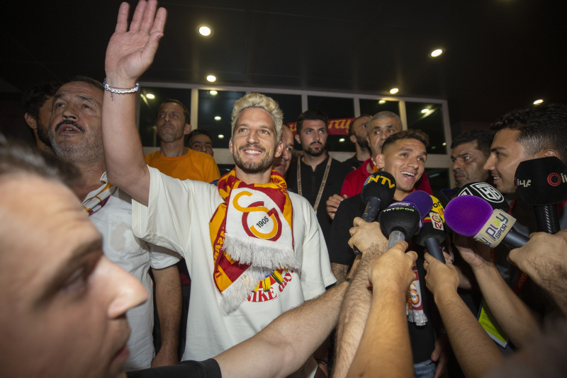 Galatasaray’ın yeni transferleri Dries Mertens ve Lucas Torreira İstanbul’a geldi! İşte ilk görüntüler...