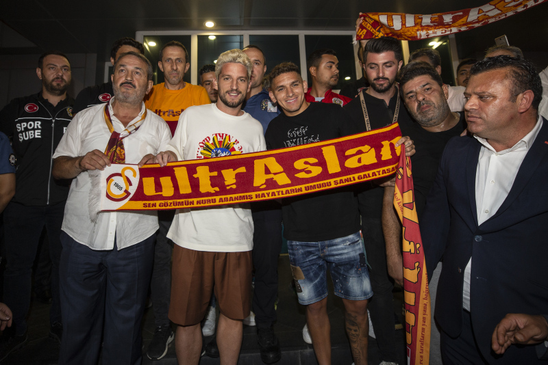 Galatasaray’ın yeni transferleri Dries Mertens ve Lucas Torreira İstanbul’a geldi! İşte ilk görüntüler...