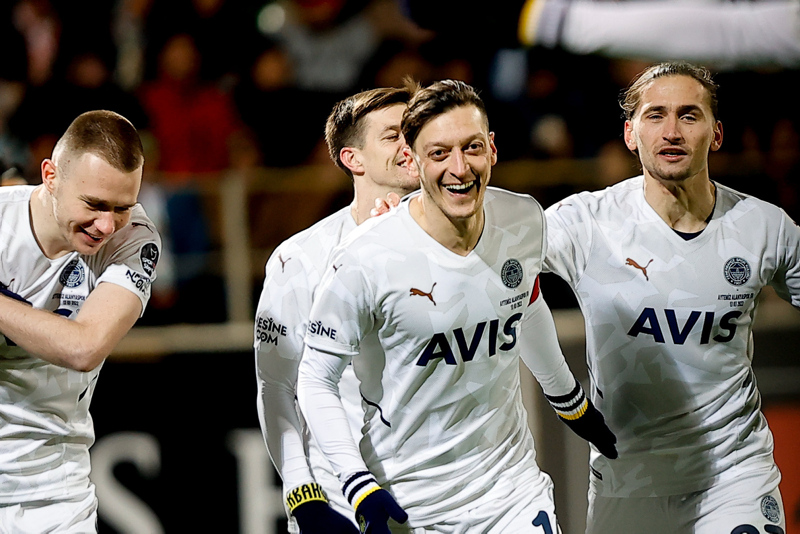 TRANSFER HABERLERİ - Başakşehir’in yıldızı Mesut Özil için ilginç iddia! Yeni takımı...