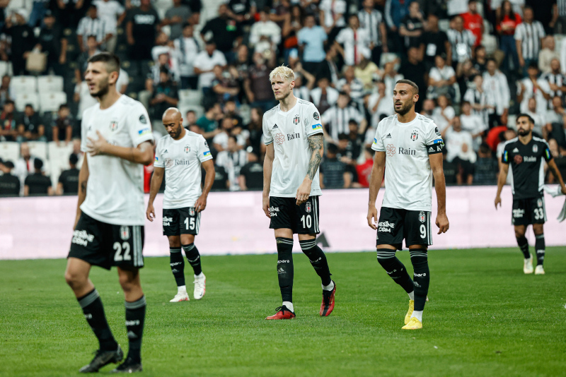 Ahmet Çakar’dan penaltı yorumu! Top kollarının arasında gidip geliyor