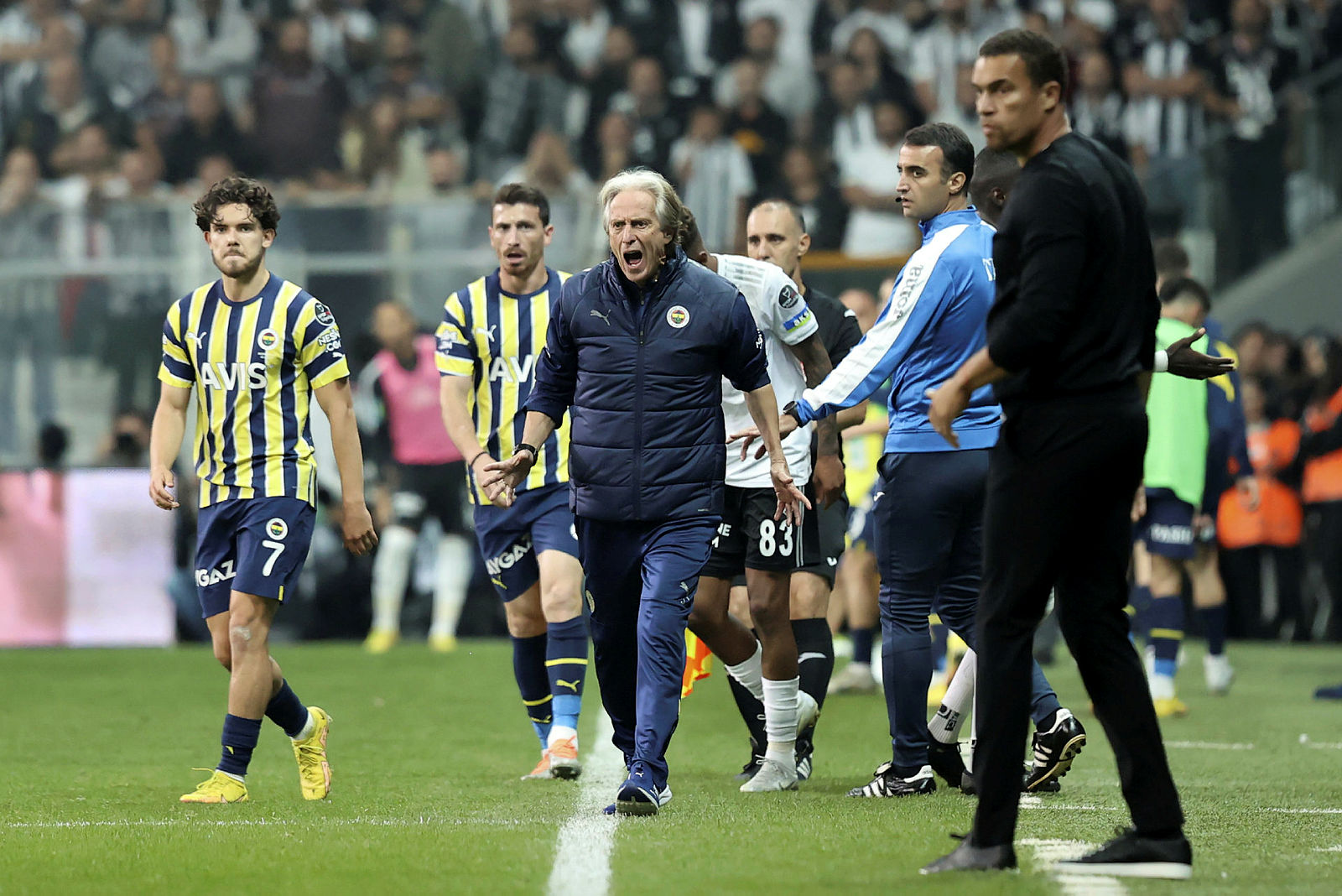 Avrupa basını Beşiktaş-Fenerbahçe derbisini değerlendirdi: Taraftarı uyuttu!