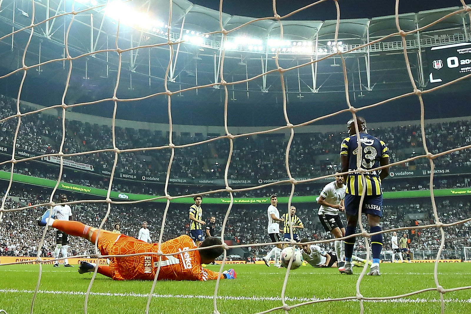 Avrupa basını Beşiktaş-Fenerbahçe derbisini değerlendirdi: Taraftarı uyuttu!