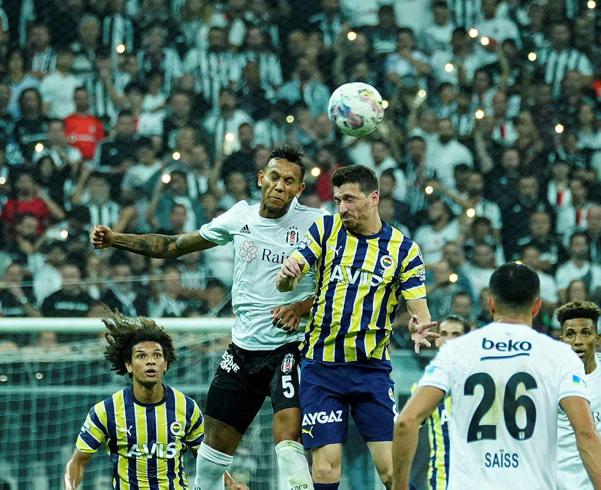 Avrupa basını Beşiktaş-Fenerbahçe derbisini değerlendirdi: Taraftarı uyuttu!