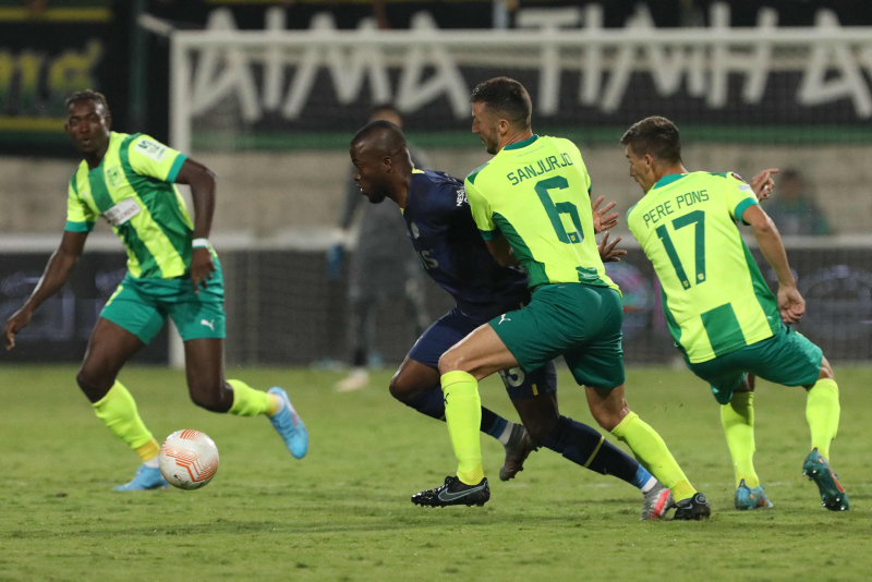 AEK Larnaca - Fenerbahçe maçı Avrupa’da gündem oldu! İşte atılan manşetler