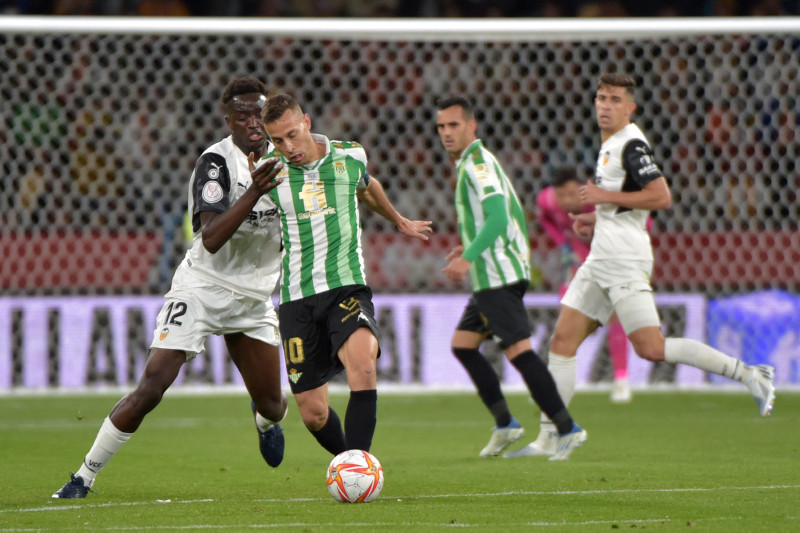 FENERBAHÇE TRANSFER HABERLERİ - Yeni stoper La Liga’dan! Flaş Joao Pedro detayı...