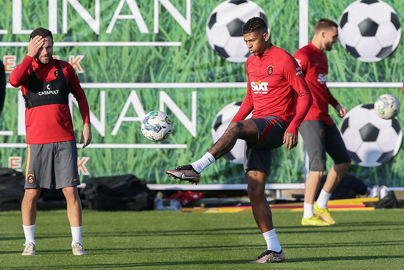 Galatasaray’a transferde üzücü haber! Marcelo ve Van Aanholt...