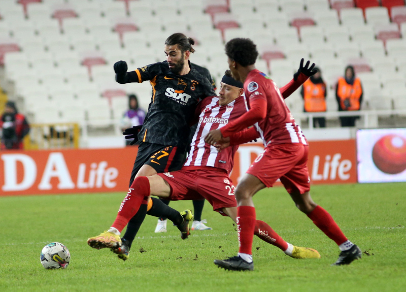 TRANSFER HABERİ: Galatasaray’dan sol bek operasyonu! Yapılan teklif belli oldu