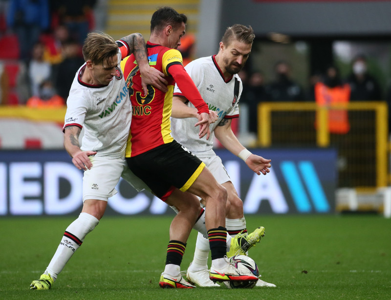 Caner Erkin kararını verdi! Beşiktaş ve Galatasaray...