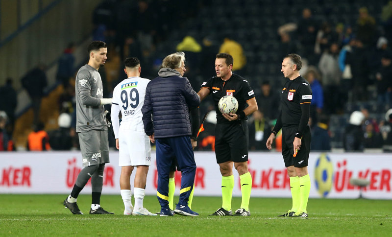 FENERBAHÇE HABERLERİ | Ahmet Çakar’dan flaş yorum! Penaltı tekrarı kural hatasıdır