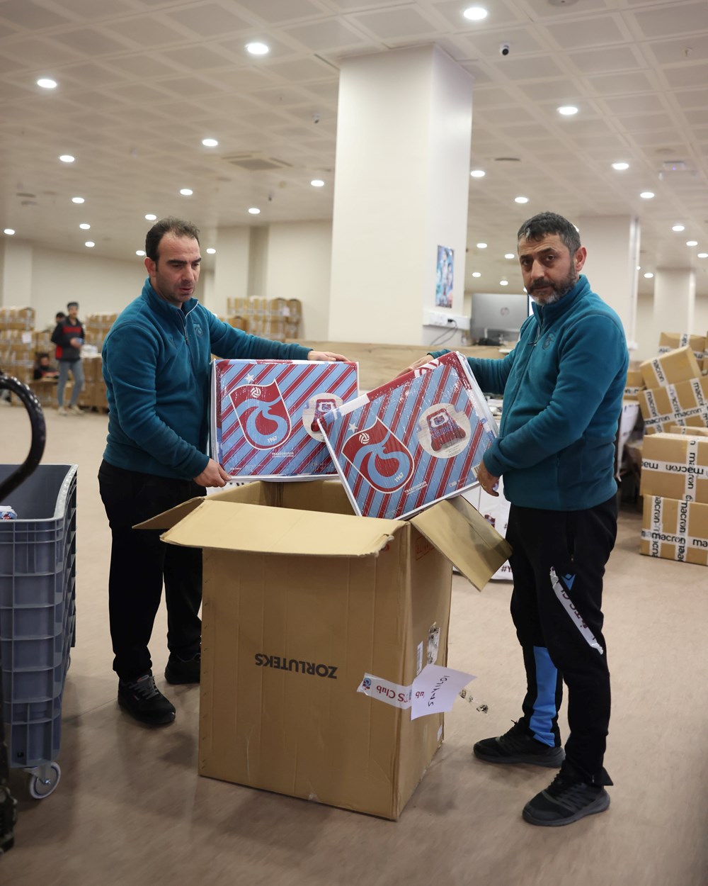 Beşiktaş, Fenerbahçe, Galatasaray ve Trabzonspor’un depremzedelere yardım tırları yola çıktı