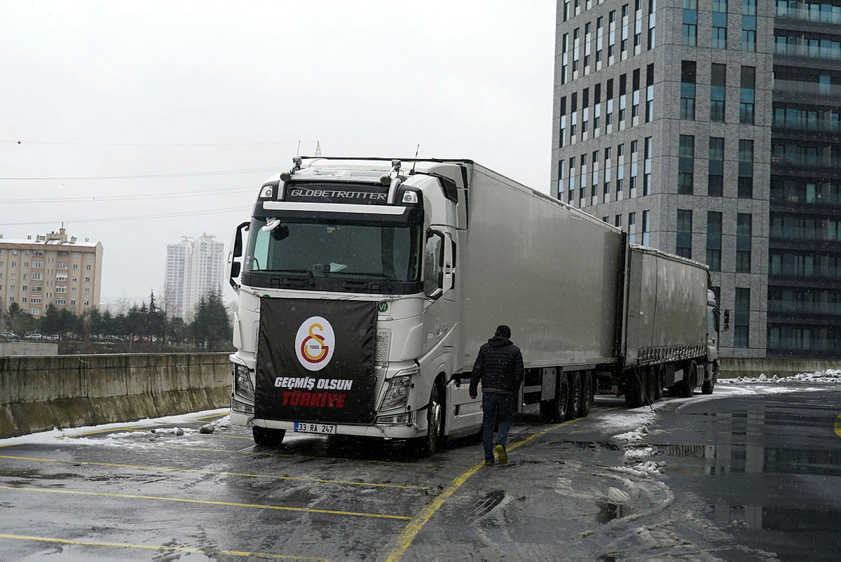 Tüm renkler bir oldu! Tesisler yardım merkezine dönüştü