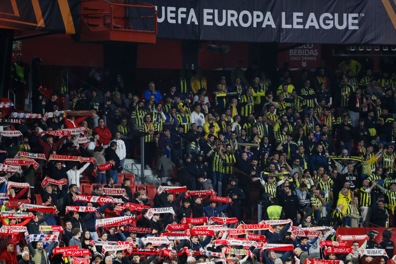 Sevilla Fenerbahçe maçında polislerde taraftara çirkin saldırı!