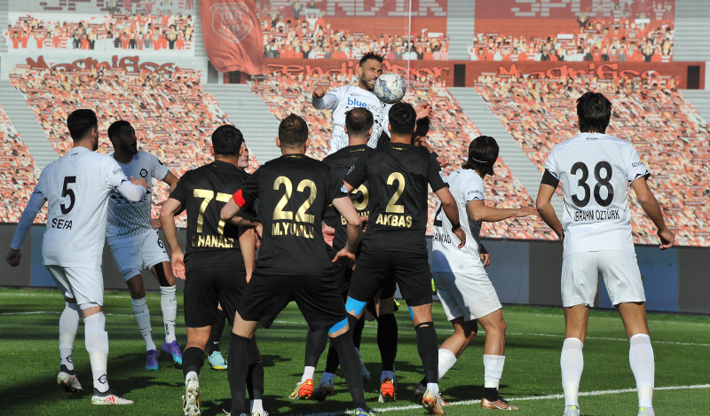Erzurumspor FK - Altay maçında ortalık karıştı! Hakem maçı bitirdi ancak...
