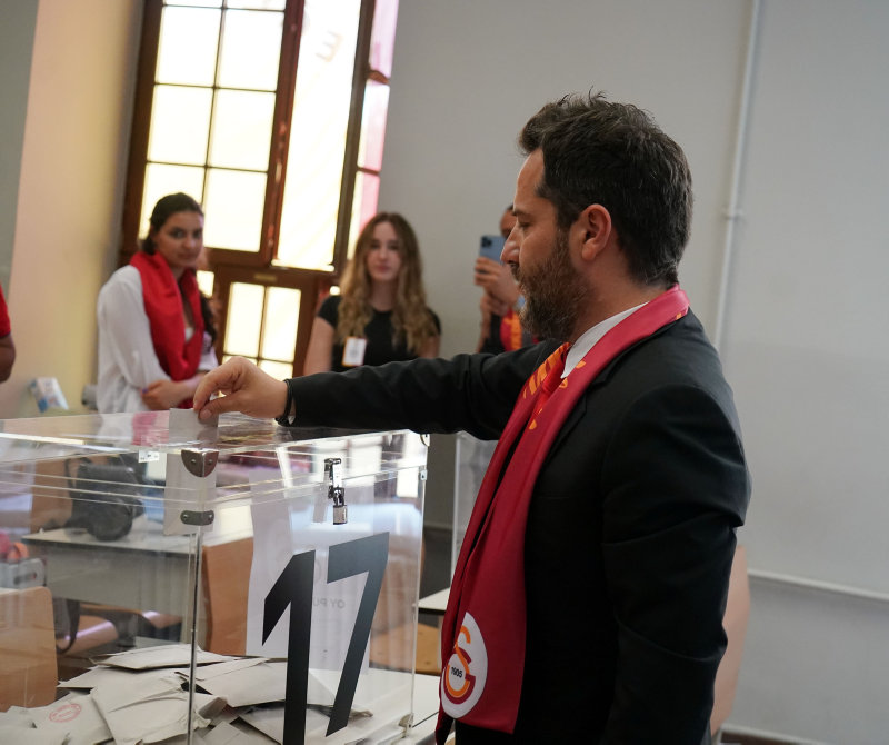 Galatasaray'da Erden Timur'dan Fenerbahçe'nin teklifine yanıt! 2 galatasaray haberi erden timurdan fenerbahceye sert yanit mertliklere aliskin olmadiklari icin 1681290022029