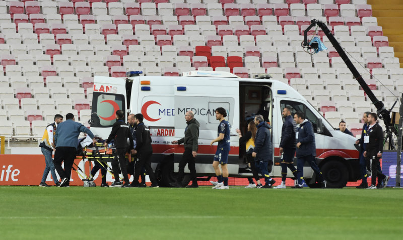 Sivasspor - Fenerbahçe maçında sakatlanan Enner Valencia ambulansla hastaneye kaldırıldı!