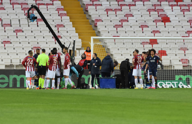 Sivasspor - Fenerbahçe maçında sakatlanan Enner Valencia ambulansla hastaneye kaldırıldı!