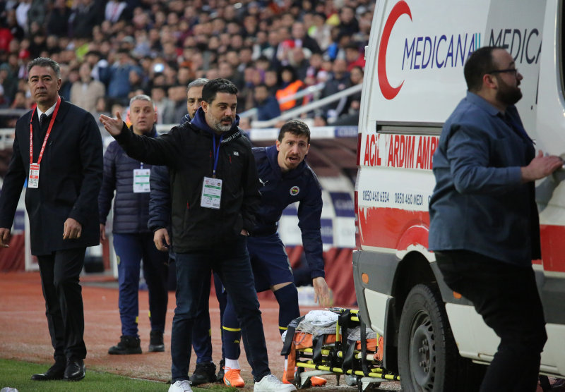 Sivasspor - Fenerbahçe maçında sakatlanan Enner Valencia ambulansla hastaneye kaldırıldı!