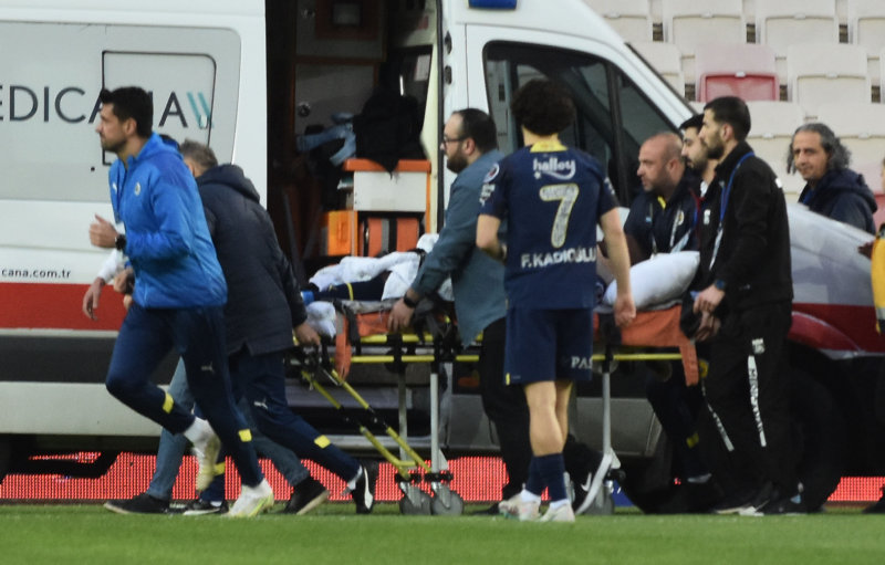 Sivasspor - Fenerbahçe maçında sakatlanan Enner Valencia ambulansla hastaneye kaldırıldı!