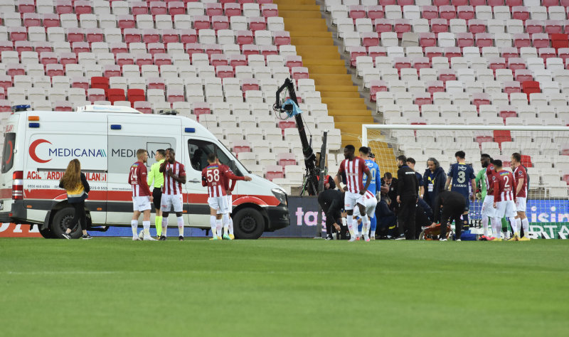 Sivasspor - Fenerbahçe maçında sakatlanan Enner Valencia ambulansla hastaneye kaldırıldı!