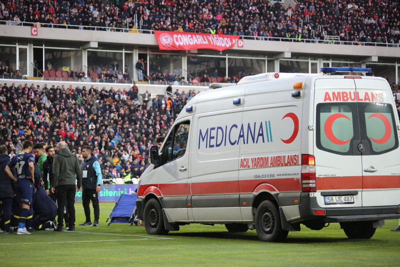 Sivasspor - Fenerbahçe maçında sakatlanan Enner Valencia ambulansla hastaneye kaldırıldı!