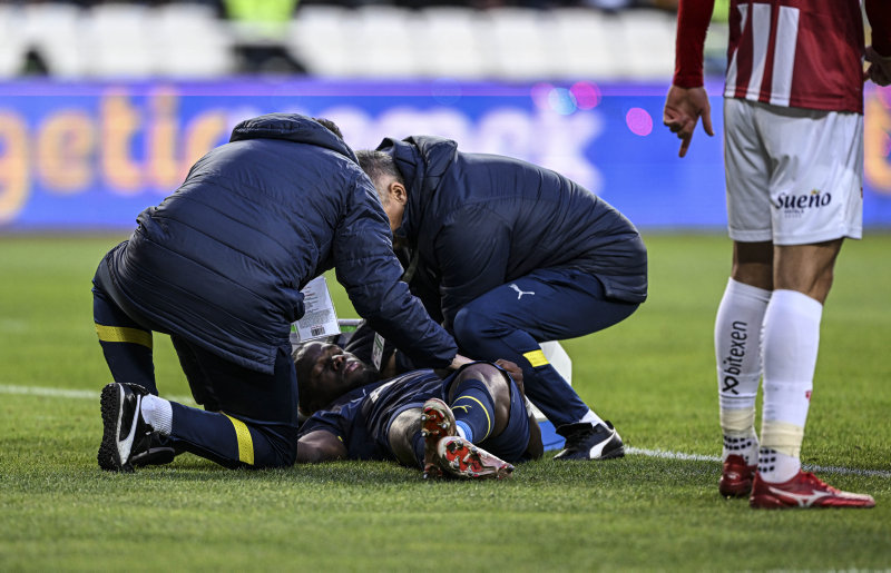 Sivasspor - Fenerbahçe maçında sakatlanan Enner Valencia ambulansla hastaneye kaldırıldı!