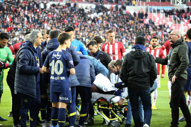 Sivasspor - Fenerbahçe maçında sakatlanan Enner Valencia ambulansla hastaneye kaldırıldı!