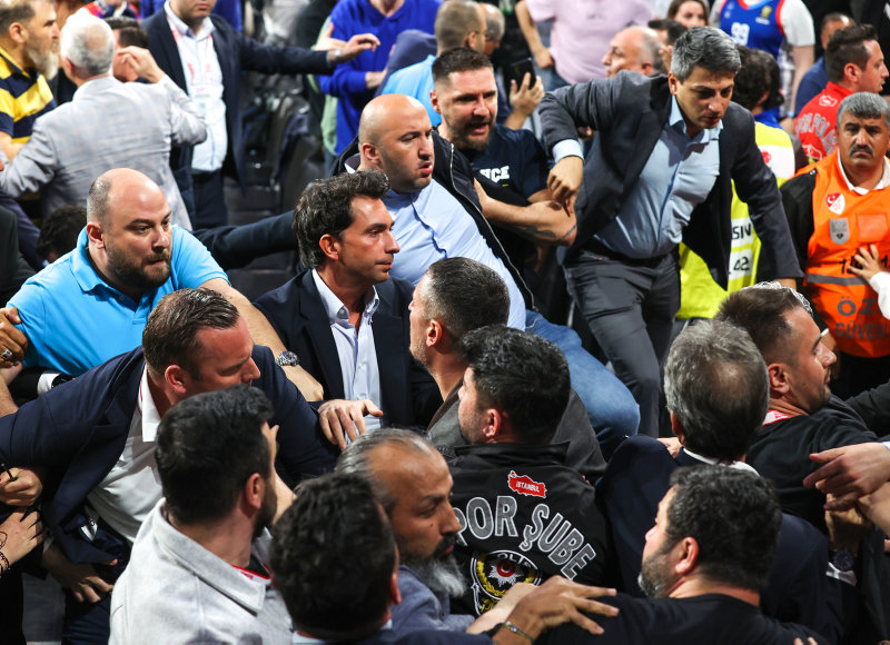 Anadolu Efes - Fenerbahçe Beko maçı sonrası gerginlik yaşandı!