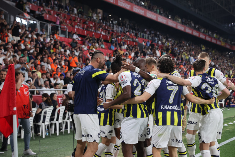 Galatasaray’ın eski yıldızı Fenerbahçe’ye mi geliyor? Menajerlerden flaş öneri...