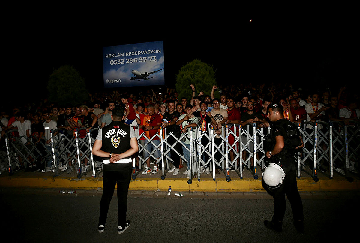 TRANSFER HABERLERİ: Galatasaray Wilfried Zaha’nın maliyetini açıkladı!