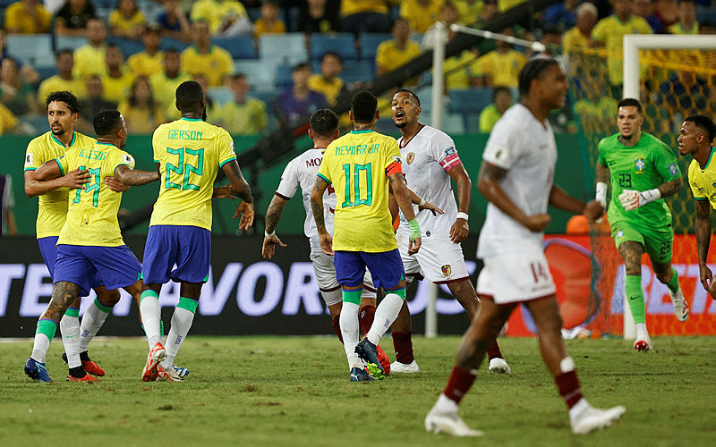 Brezilya Milli Takımı’nda Neymar gerginliği! Tribünden kafasına patlamış mısır kutusu atıldı