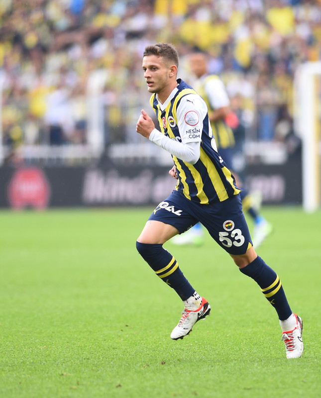 Galatasaray’ın rakibinden Fenerbahçeli yıldıza transfer kancası!