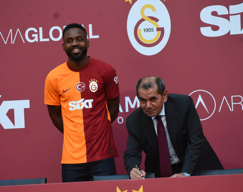 Galatasaray’da yeni transfer kulübeden çıkamadı!