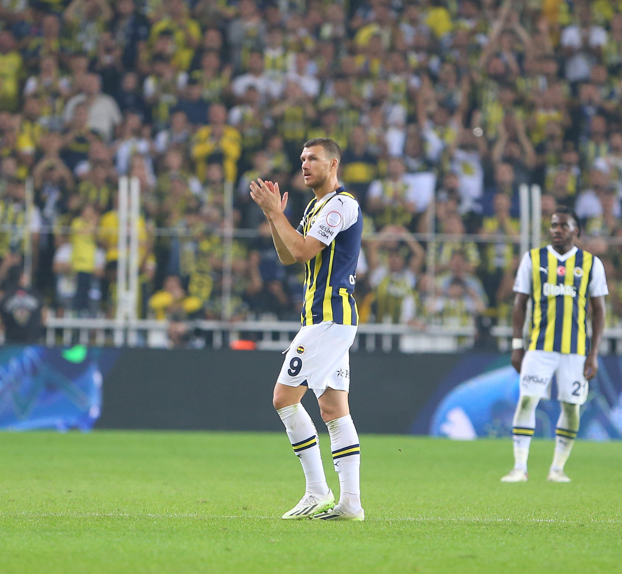 FENERBAHÇE HABERLERİ | İtalya’da yere göğe sığdırılamıyor! Edin Dzeko’ya övgü dolu sözler