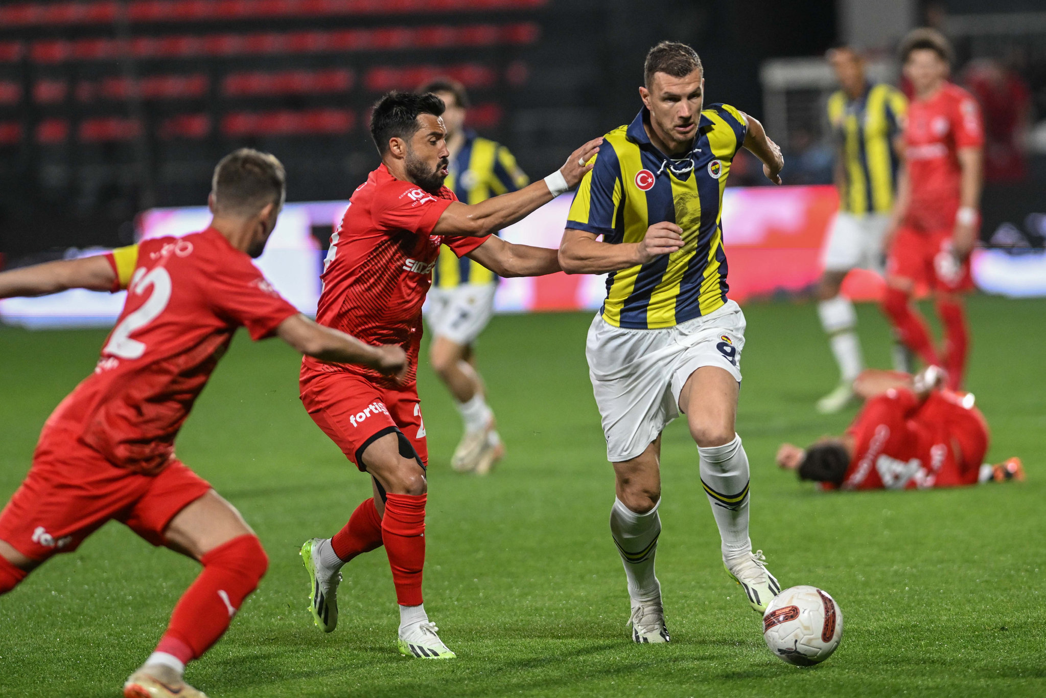 FENERBAHÇE HABERLERİ | İtalya’da yere göğe sığdırılamıyor! Edin Dzeko’ya övgü dolu sözler