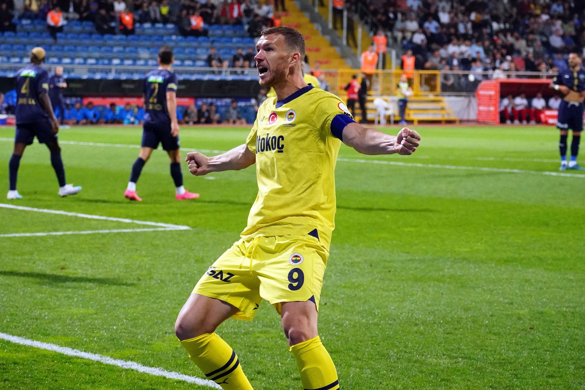 FENERBAHÇE HABERLERİ | İtalya’da yere göğe sığdırılamıyor! Edin Dzeko’ya övgü dolu sözler