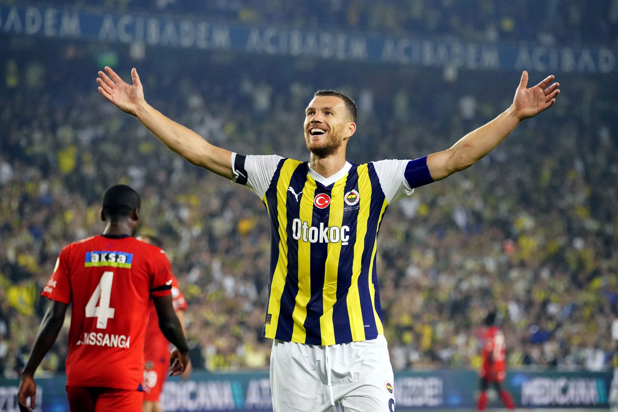 FENERBAHÇE HABERLERİ | İtalya’da yere göğe sığdırılamıyor! Edin Dzeko’ya övgü dolu sözler