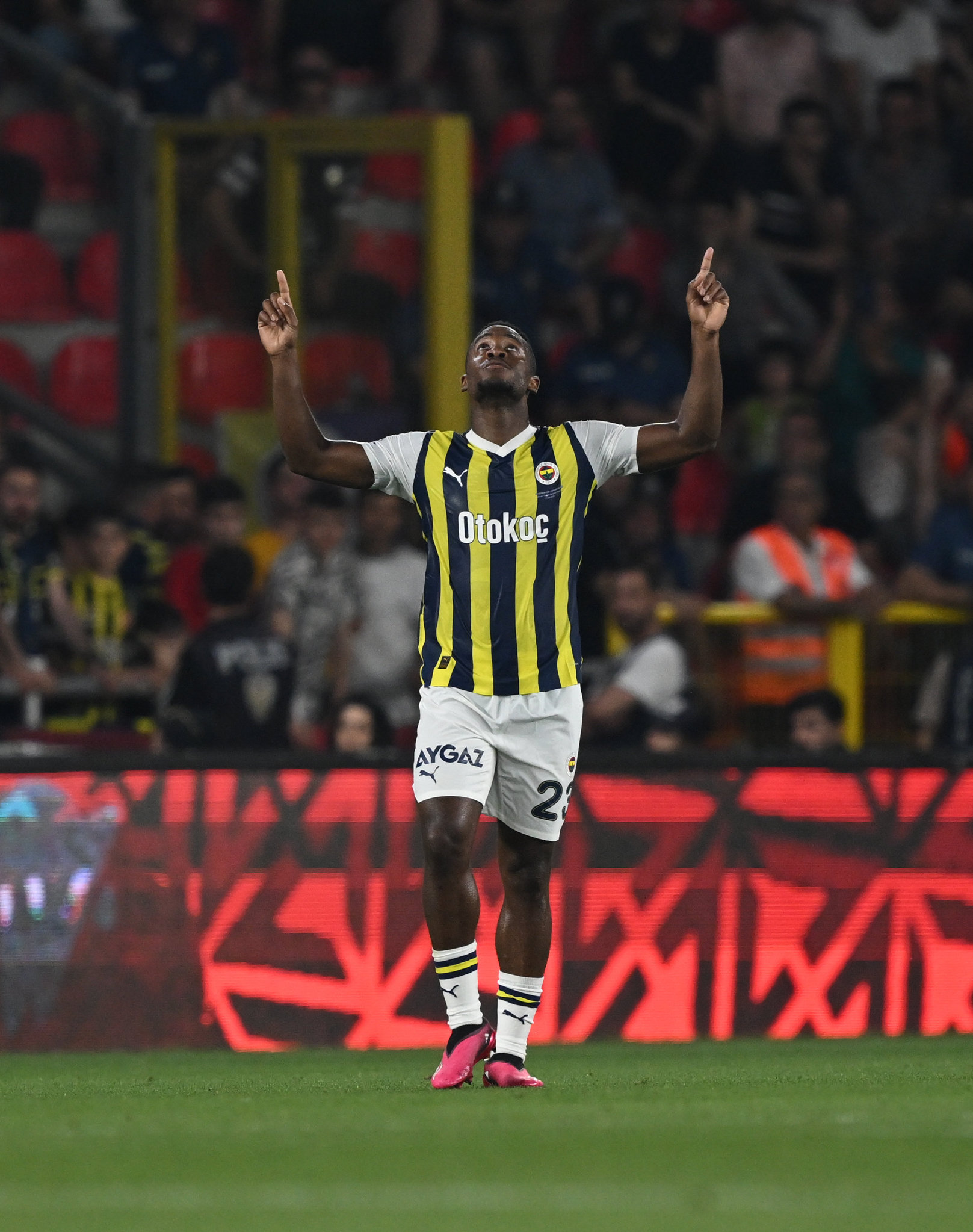 TRANSFER HABERİ: Fenerbahçe’de ayrılık gerçekleşiyor! 7 milyon Euro kazandıracak