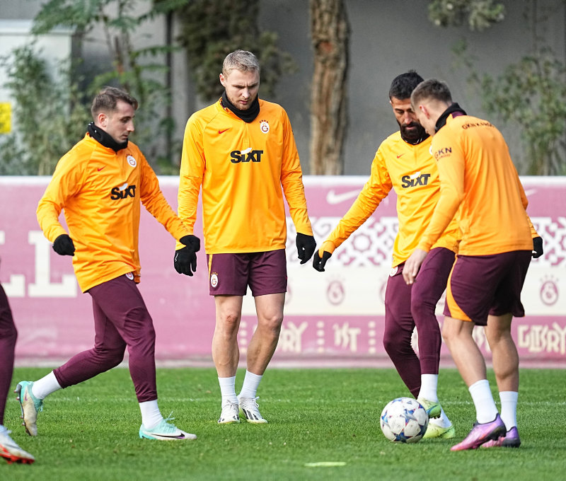 Okan Buruk karar aşamasında! Kerem Aktürkoğlu Manchester United maçında oynayacak mı?