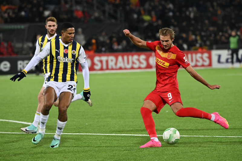 FENERBAHÇE HABERLERİ - İrfan Can Kahveci maç sonu taraftarla tartıştı! Osayi Samuel güçlükle sakinleştirdi