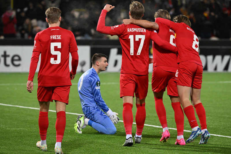 FENERBAHÇE HABERLERİ - İrfan Can Kahveci maç sonu taraftarla tartıştı! Osayi Samuel güçlükle sakinleştirdi