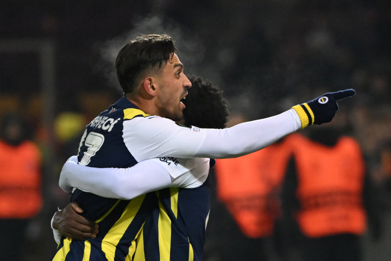 FENERBAHÇE HABERLERİ - İrfan Can Kahveci maç sonu taraftarla tartıştı! Osayi Samuel güçlükle sakinleştirdi