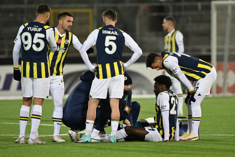 FENERBAHÇE HABERLERİ - İrfan Can Kahveci maç sonu taraftarla tartıştı! Osayi Samuel güçlükle sakinleştirdi