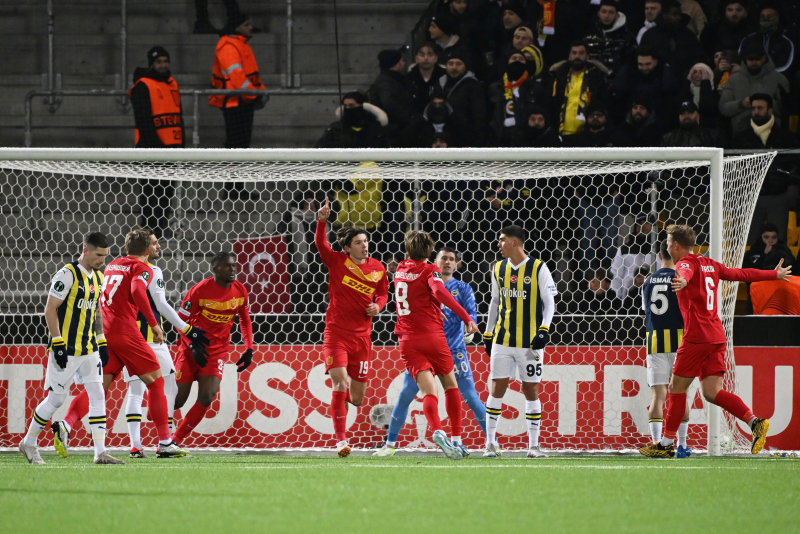 FENERBAHÇE HABERLERİ - İrfan Can Kahveci maç sonu taraftarla tartıştı! Osayi Samuel güçlükle sakinleştirdi