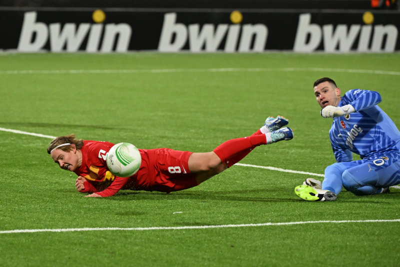 FENERBAHÇE HABERLERİ - İrfan Can Kahveci maç sonu taraftarla tartıştı! Osayi Samuel güçlükle sakinleştirdi