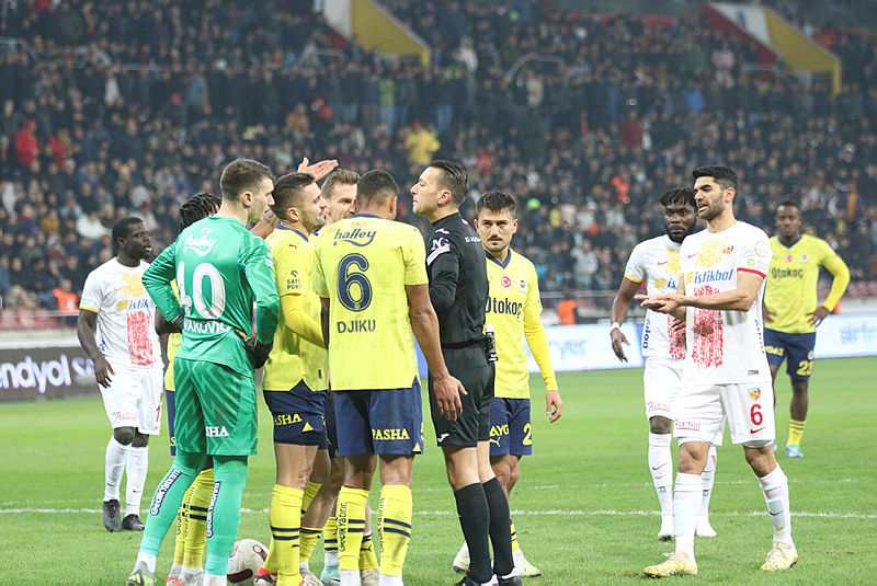 İsmail Kartal’dan Mert Hakan Yandaş’a kırmızı kart tepkisi! İşte o anlar...